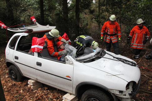 11.03.2012 – Einsatzübung mit Rettungshundestaffel: Geölter Blitz sucht „Vermisste“ in Ocholt