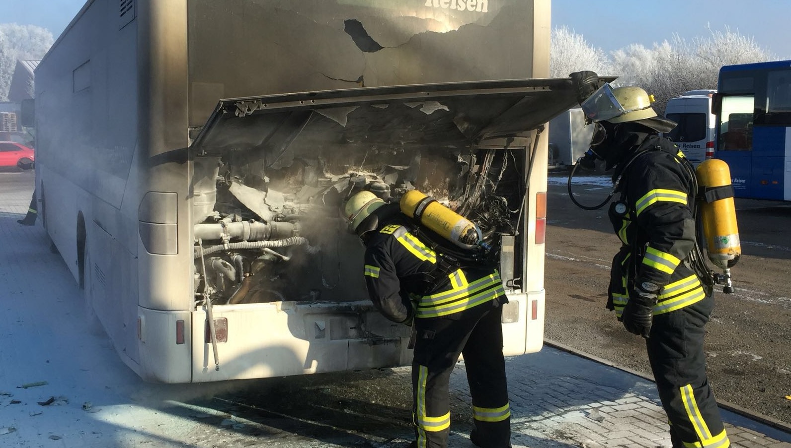 Am 21.01.2016 um 11:59 Uhr – Fahrzeugbrand klein / Brennt Bus