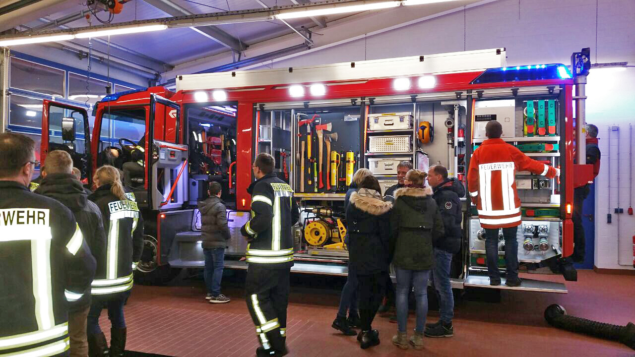 Dienstag, 12. Dezember – „Großer Bahnhof“ für das NEUE TLF3000 Dienstag, 12. Dezember – „Großer Bahnhof“ für das NEUE TLF3000